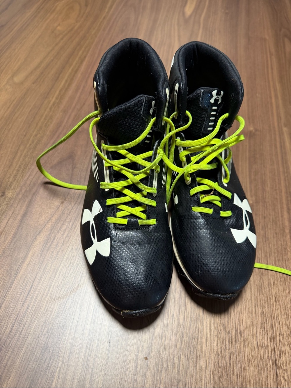 Under Armour Men Black Sneakers with Lime Green Laces Cleats size 9.5